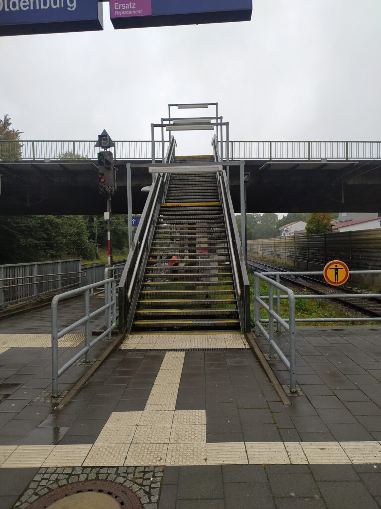 Die Treppe zum Bahnsteig